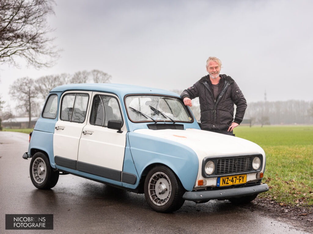 Folkert Sikkema met zijn Renault 4. © Nico Brons